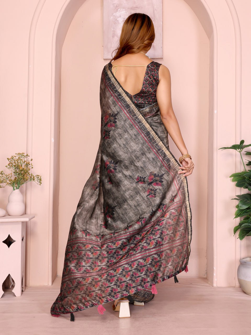 Product Name: Grey & Black Floral Black Chanderi Saree