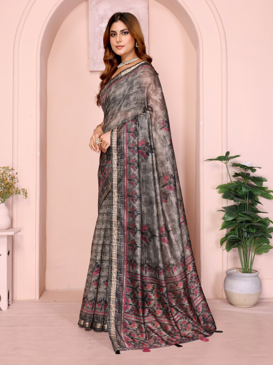 Product Name: Grey & Black Floral Black Chanderi Saree