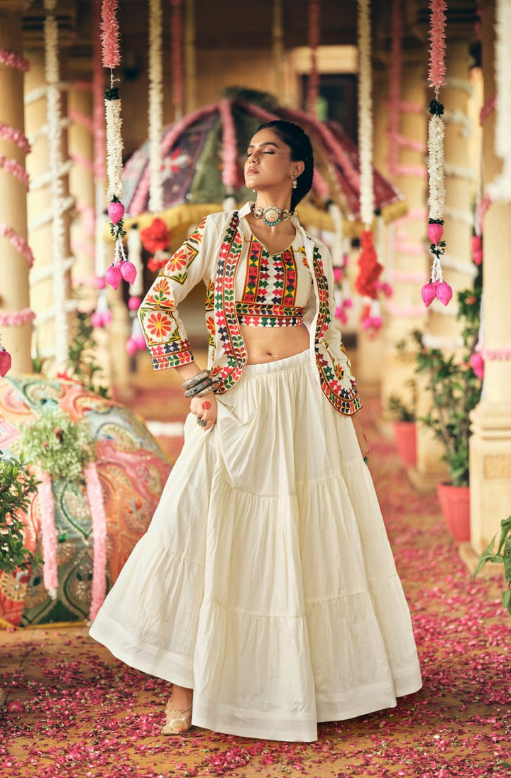 WHITE AMBRODRY WORK GAMTHI CHOLI