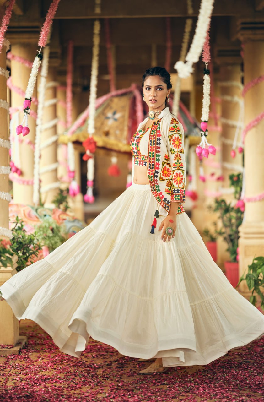WHITE AMBRODRY WORK GAMTHI CHOLI