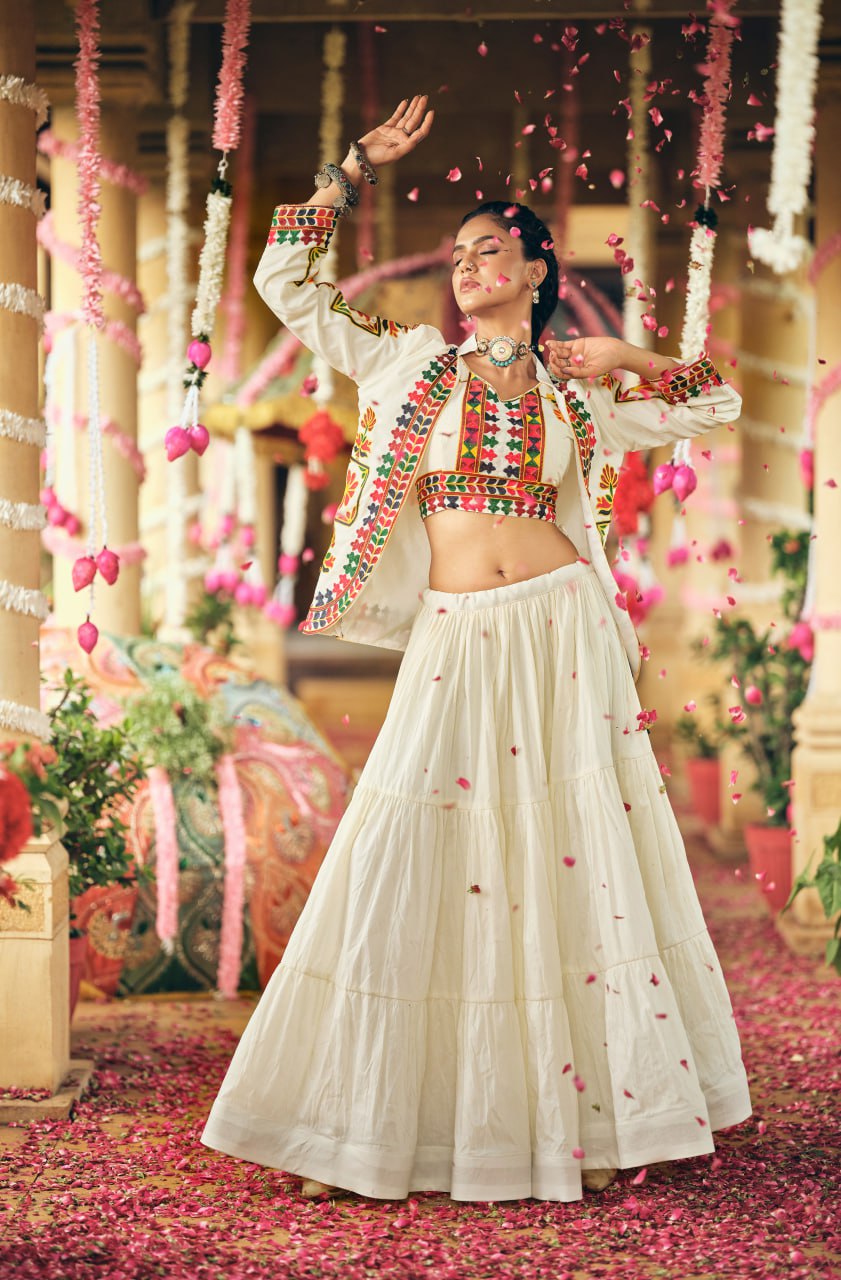 WHITE AMBRODRY WORK GAMTHI CHOLI