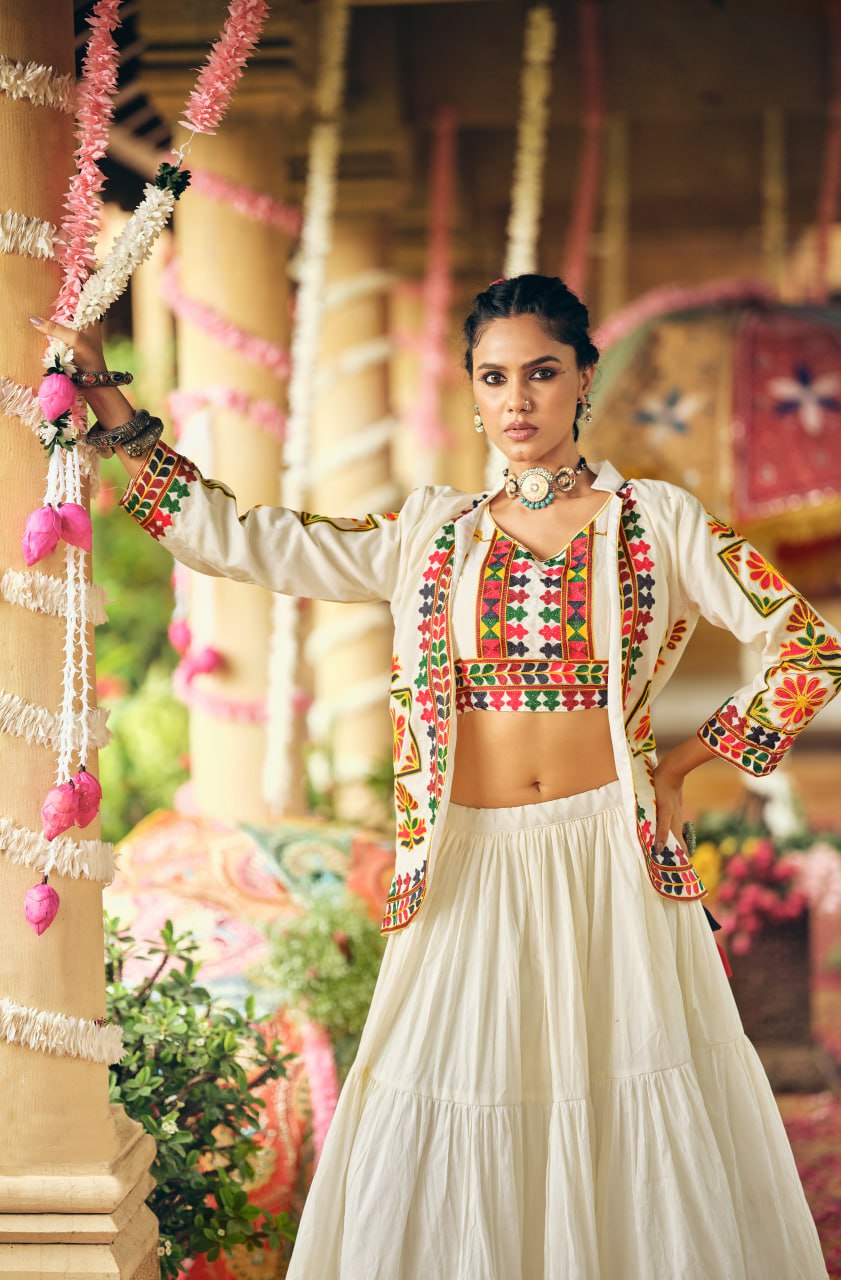 WHITE AMBRODRY WORK GAMTHI CHOLI