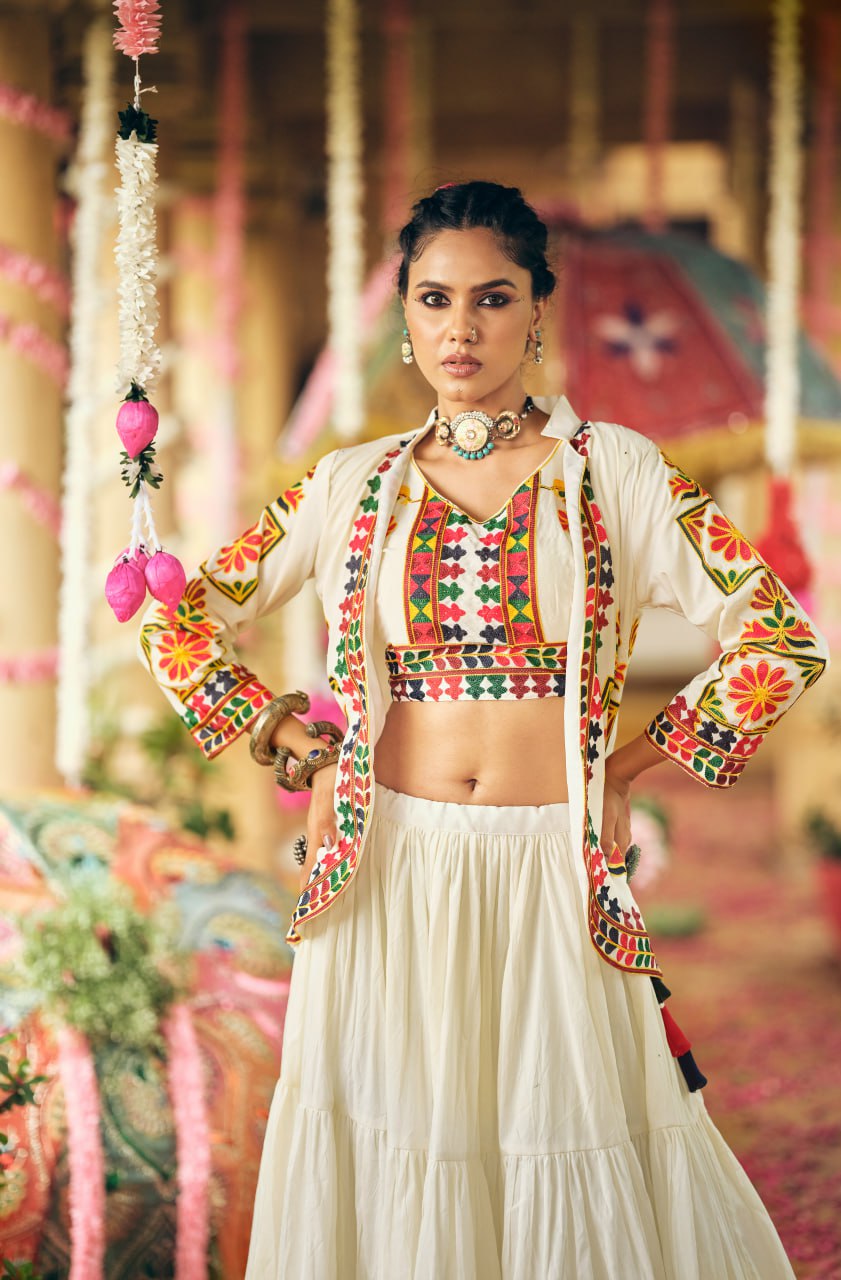 WHITE AMBRODRY WORK GAMTHI CHOLI