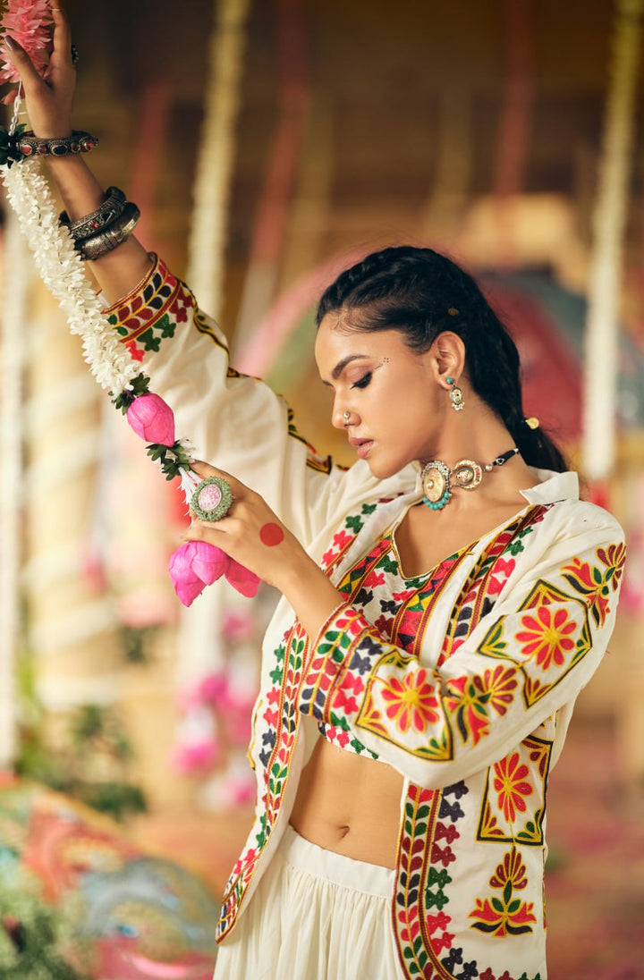 WHITE AMBRODRY WORK GAMTHI CHOLI