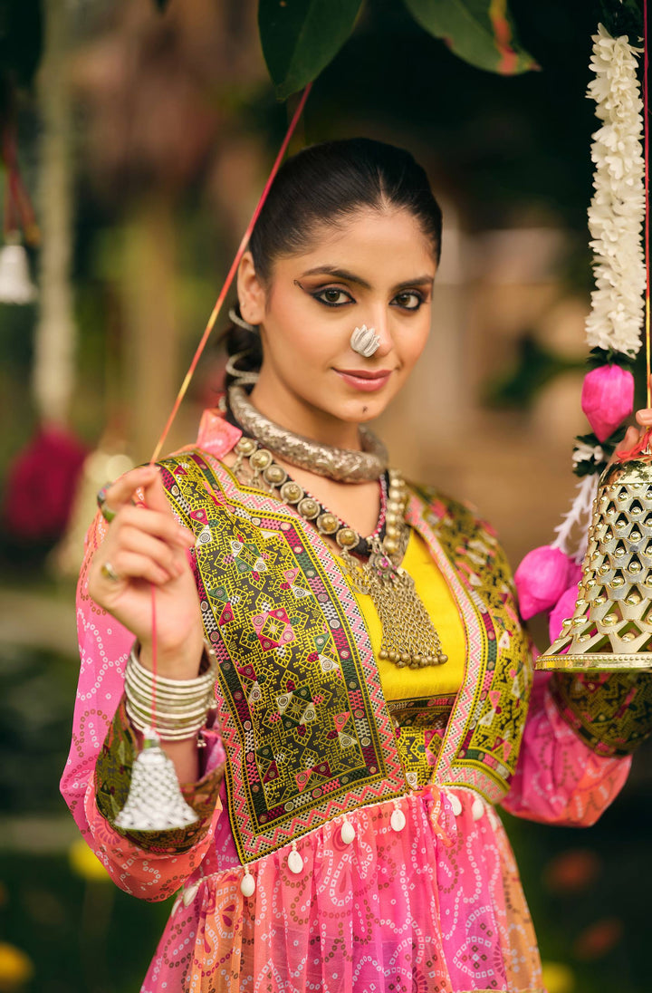 TREDISHNAL LOOK WITH FANCY COLORS